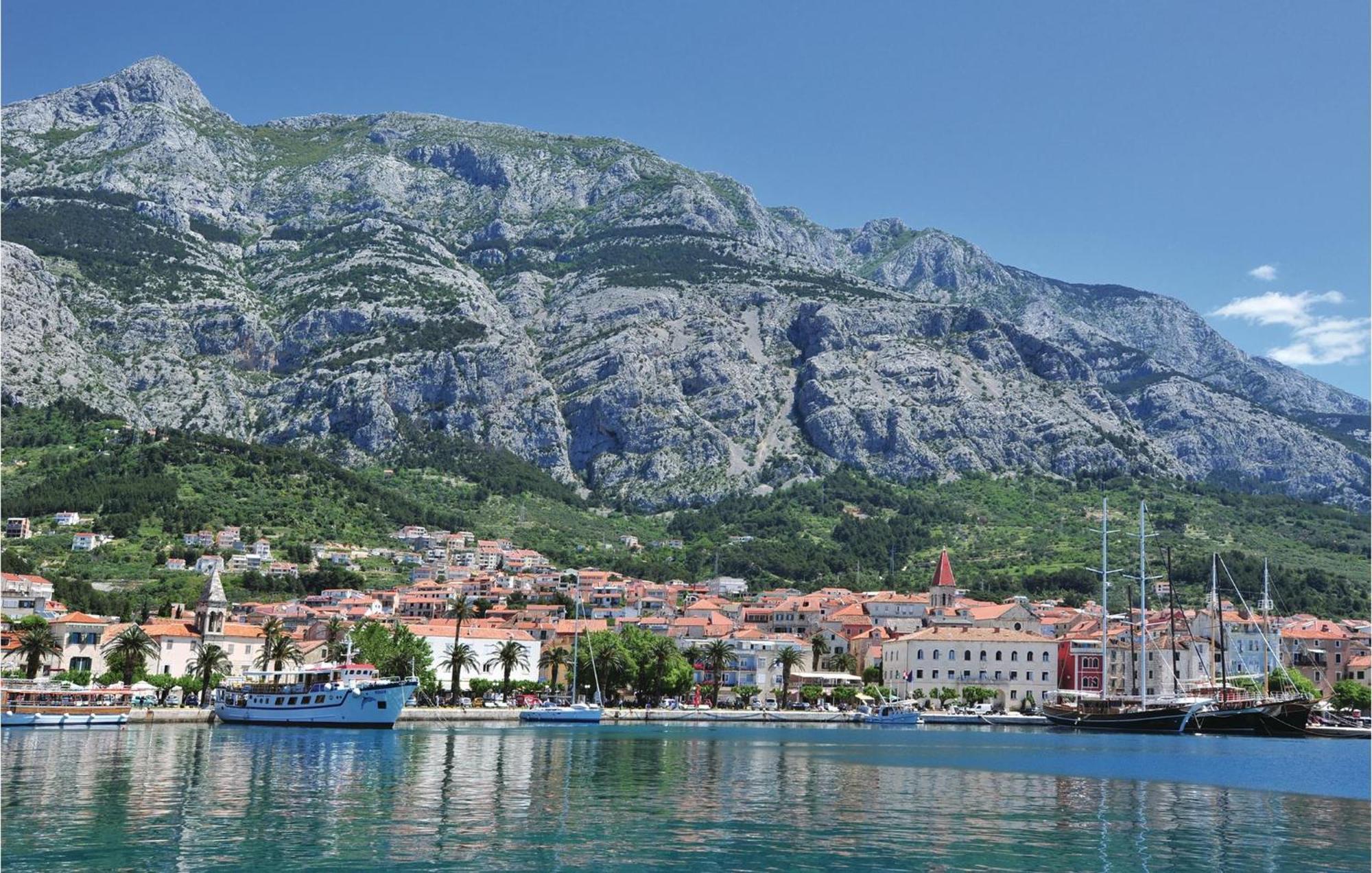 Awesome Apartment In Makarska With Kitchen מראה חיצוני תמונה