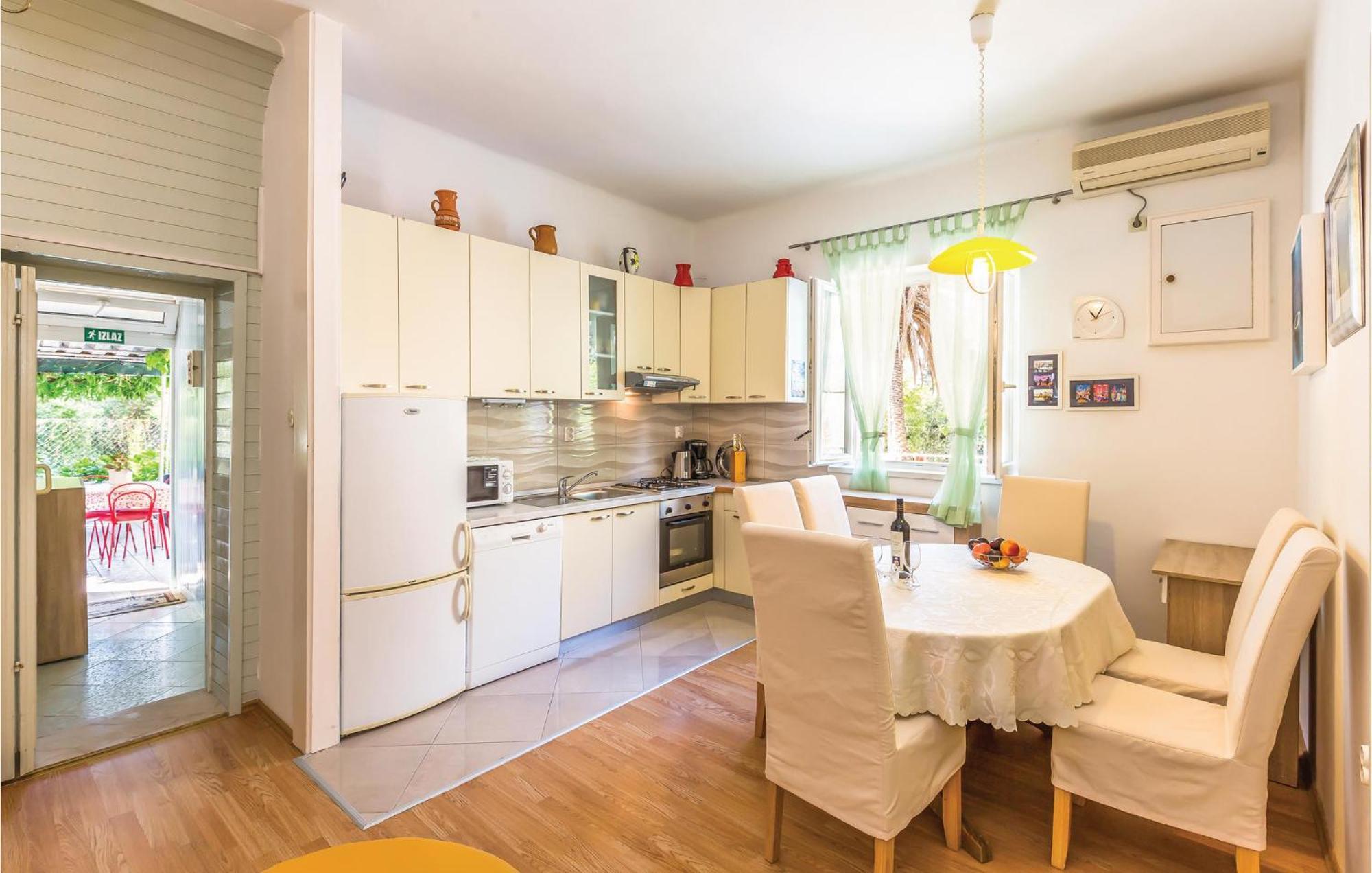 Awesome Apartment In Makarska With Kitchen מראה חיצוני תמונה